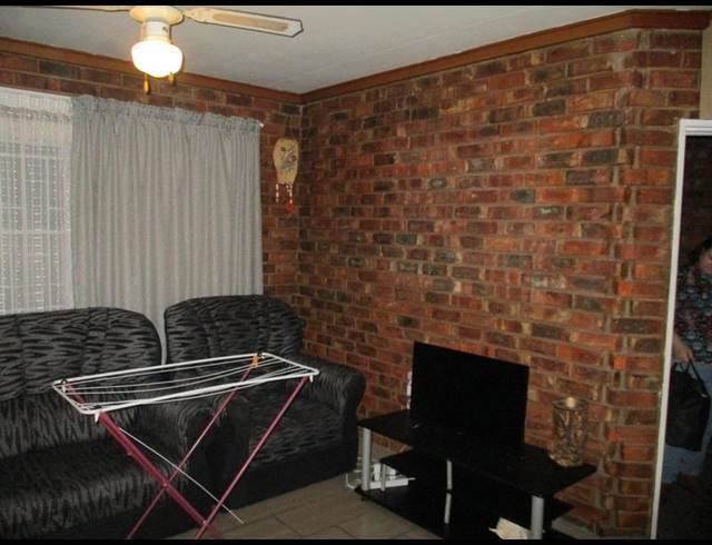 2 BEDROOM TOWNHOUSE FOR SALE IN UITSIG